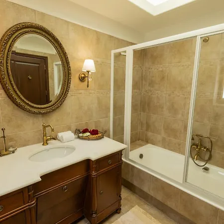 Tihio Pool & * Tichio